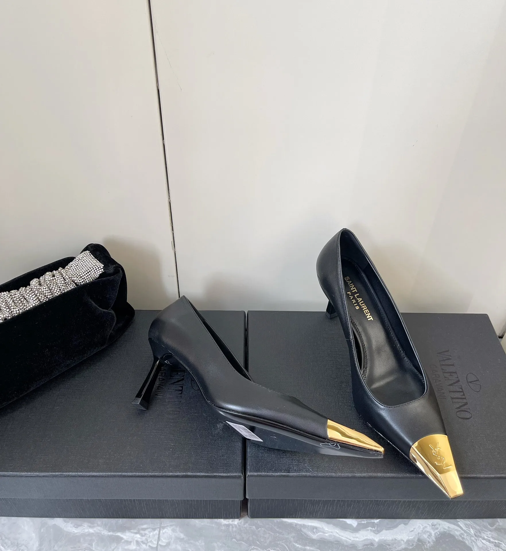 👟👟Ex-factory price 560👟👟 YSL Yves Saint Laurent's latest gold iron-toe logo small square toe high-heeled shoes ✔️ New products are available at the counter at the same time. Major celebrities and Internet celebrities have stepped on their feet. The style is fashionable and versatile, simple and high-end, and the elegance is achieved to the extreme. The feet are full of goddess style! Upper: Imported calfskin Lining: Imported sheepskin Heel height: 10.5 Outsole: Genuine leather outsole Size: 35-39 (custom-made in 40 units, non-refundable)